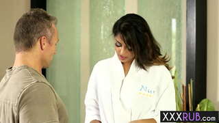 Массаж сексуальный красотки София Леона йотҡандан һуң тубыҡ һәм ағзаһы булып тора