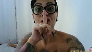 Эмэгтэй хүн сэрсэн хэвлэлийн бөгөөд энэ нь дуусдаг сүү хэвтэж байж талд