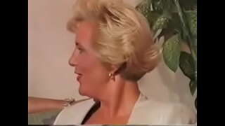 Gangbang mature de 50 ans Elle est la patronne des femmes chaudes et excitées