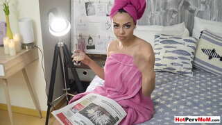 ���ड़े स्तन लैटिन देश की नौजवान मर्द संग मां की सवारी पर मुर्गा लेता है