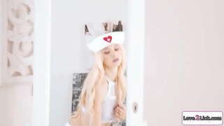 Cilik susu pirang ageman munggah minangka perawat kanggo rokok.Dheweke njupuk care saka dheweke hot gf lan licks lan driji dheweke cunt.Dheweke facesits dheweke minangka sabbath rimmed