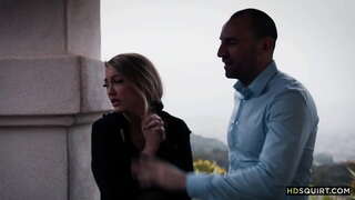 ���ំមេបុរសម្នាក់ fucks ក្មេងស្រីក្រីក្ររហូតដល់នាង squirts