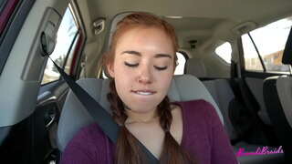 Горячая шлюха не может перестать играть с киской в машине и на публике: Брэнди Брэйдс
