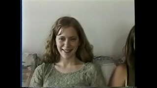 दाट तपकिरी रंगाचे केस अर्भक तिच्या सुपर केसाळ मांजर वाटली करून तिच्या सर्वोत्तम महिला मित्र