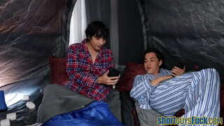 Busty asal pounded ag guys gearr i triúr go dtí cumshot