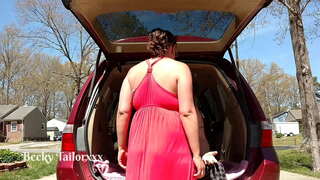 Peryglus cyhoeddus ffyc yn y dramwyfa yng ngolau dydd eang