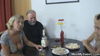 Ung skønhed har sex med gamle par