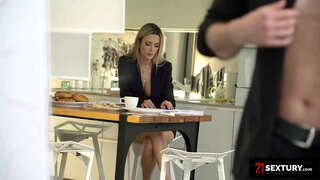 ���ຣລົກຮັກດີກົ້ນ fucking ກັບການເລີ່ມຕົ້ນມື້ຂອງນາງ