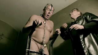 Мистресс Эйприл - Черный костюм из латекса, раб используется
